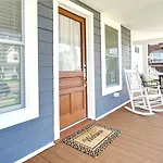 Stylish House One Block To Beach With Linens And Parking