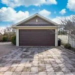 Beautiful Spacious Beach Home, Private Deck & Grill, With Beach Badges