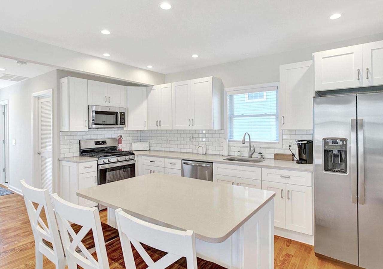 Stylish House One Block To With Linens And Parking Holiday home *