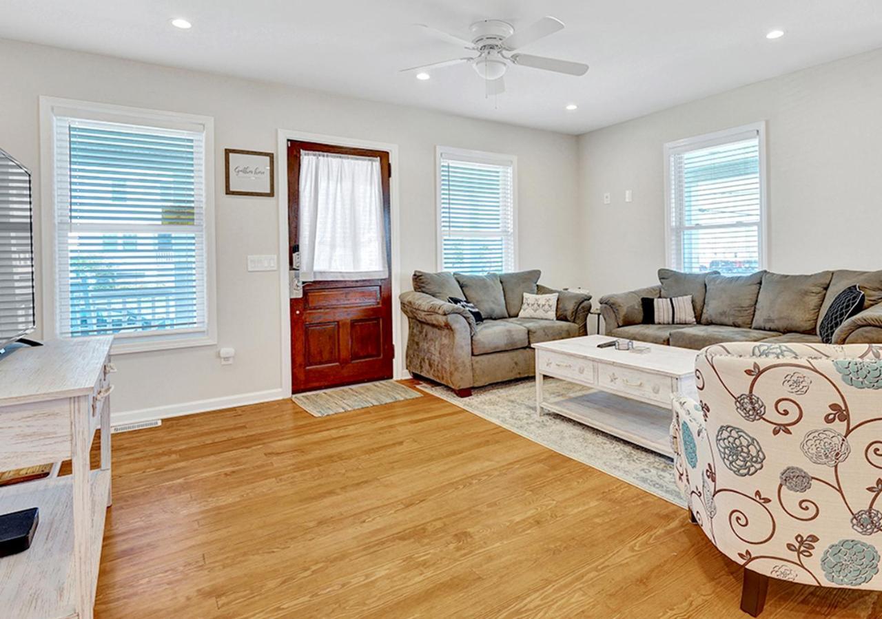 Holiday home Stylish House One Block To With Linens And Parking *