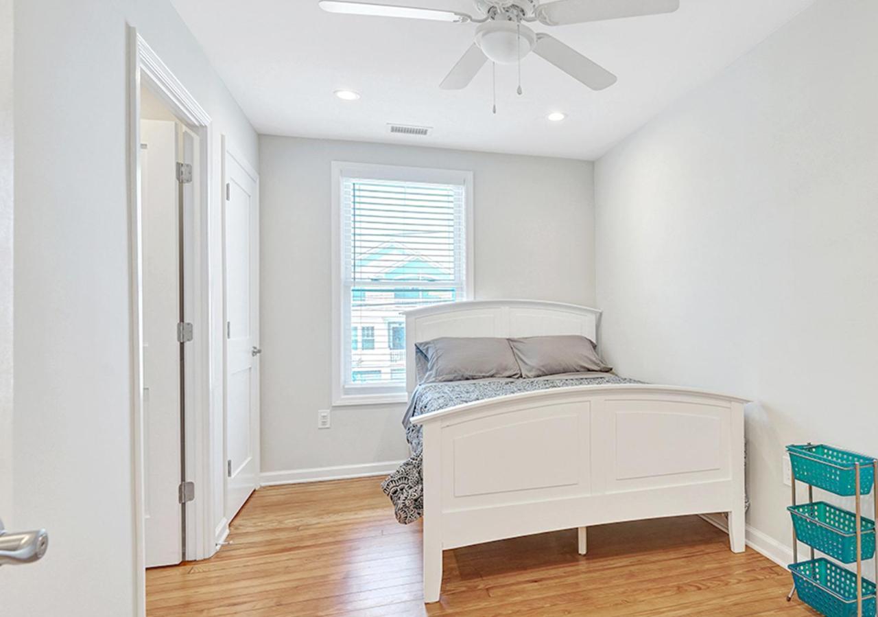 Holiday home Stylish House One Block To With Linens And Parking *