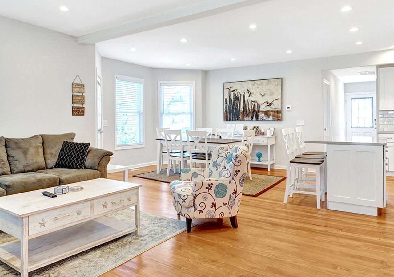 Stylish House One Block To With Linens And Parking