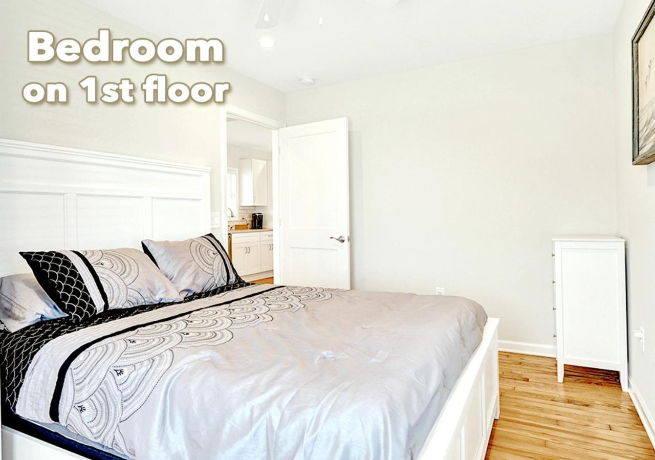 Holiday home Stylish House One Block To With Linens And Parking