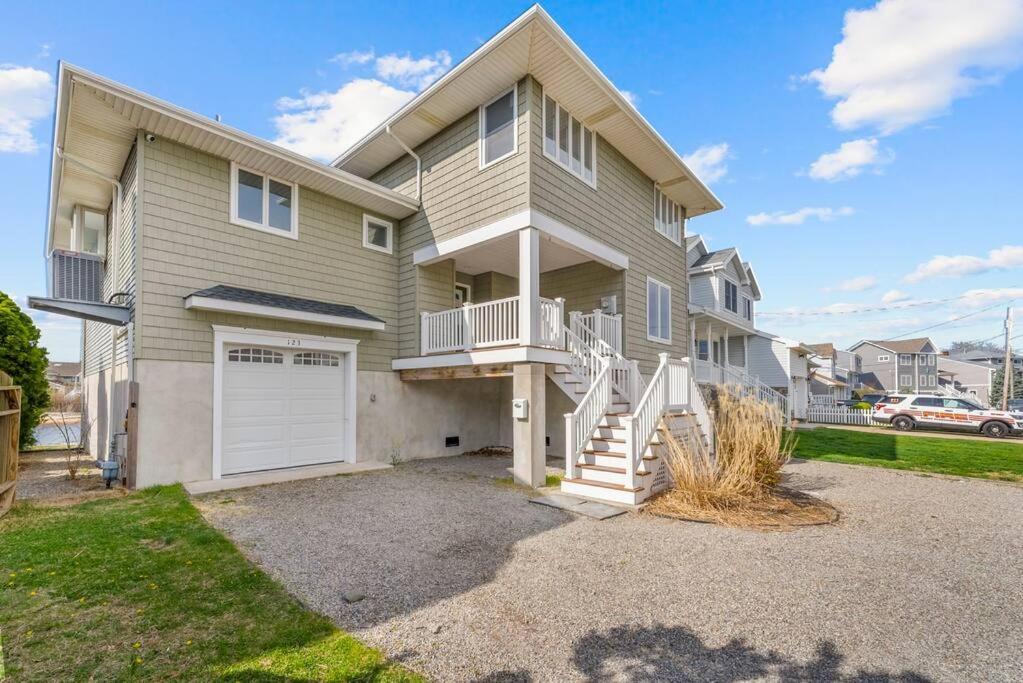 Brand New Fully Renovated Waterfront With Outdoor Bar & Firepit *