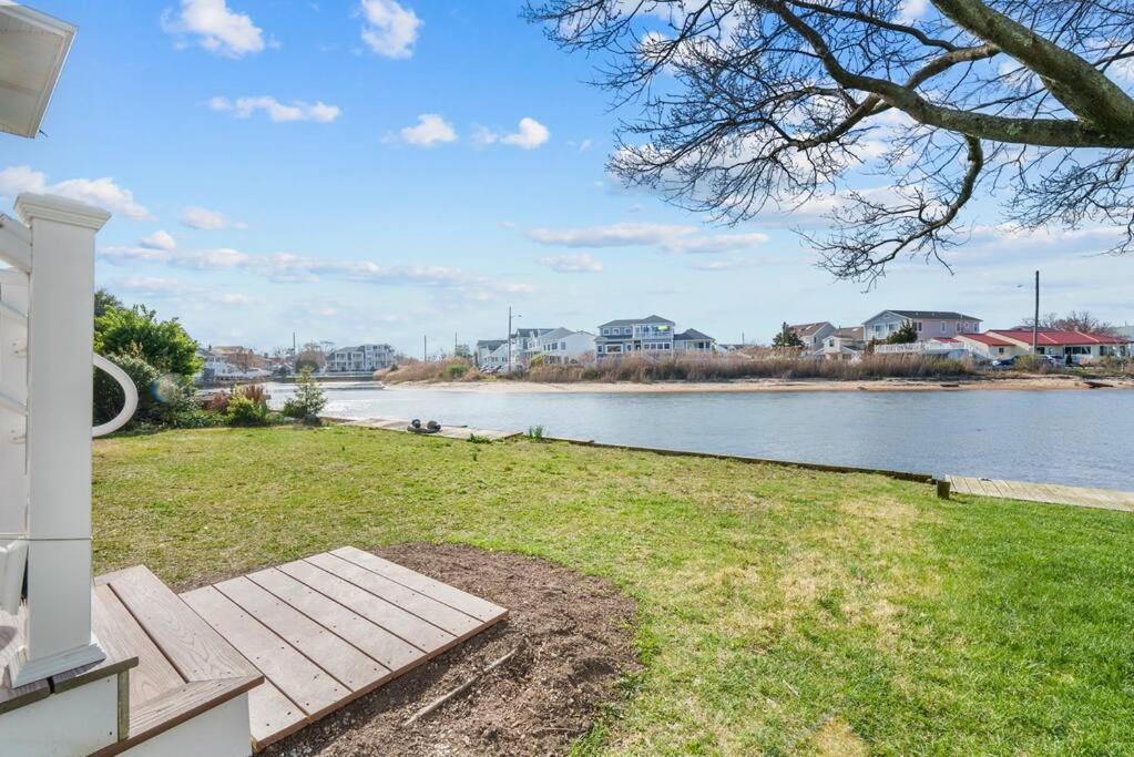 Brand New Fully Renovated Waterfront With Outdoor Bar & Firepit Holiday home *