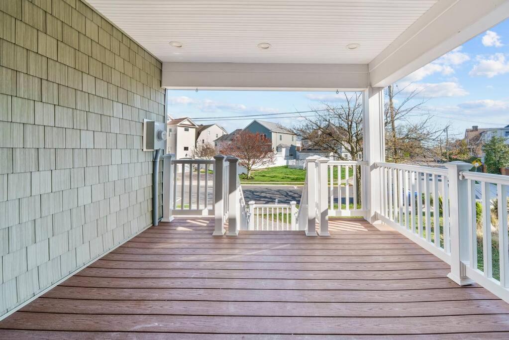 Holiday home Brand New Fully Renovated Waterfront With Outdoor Bar & Firepit