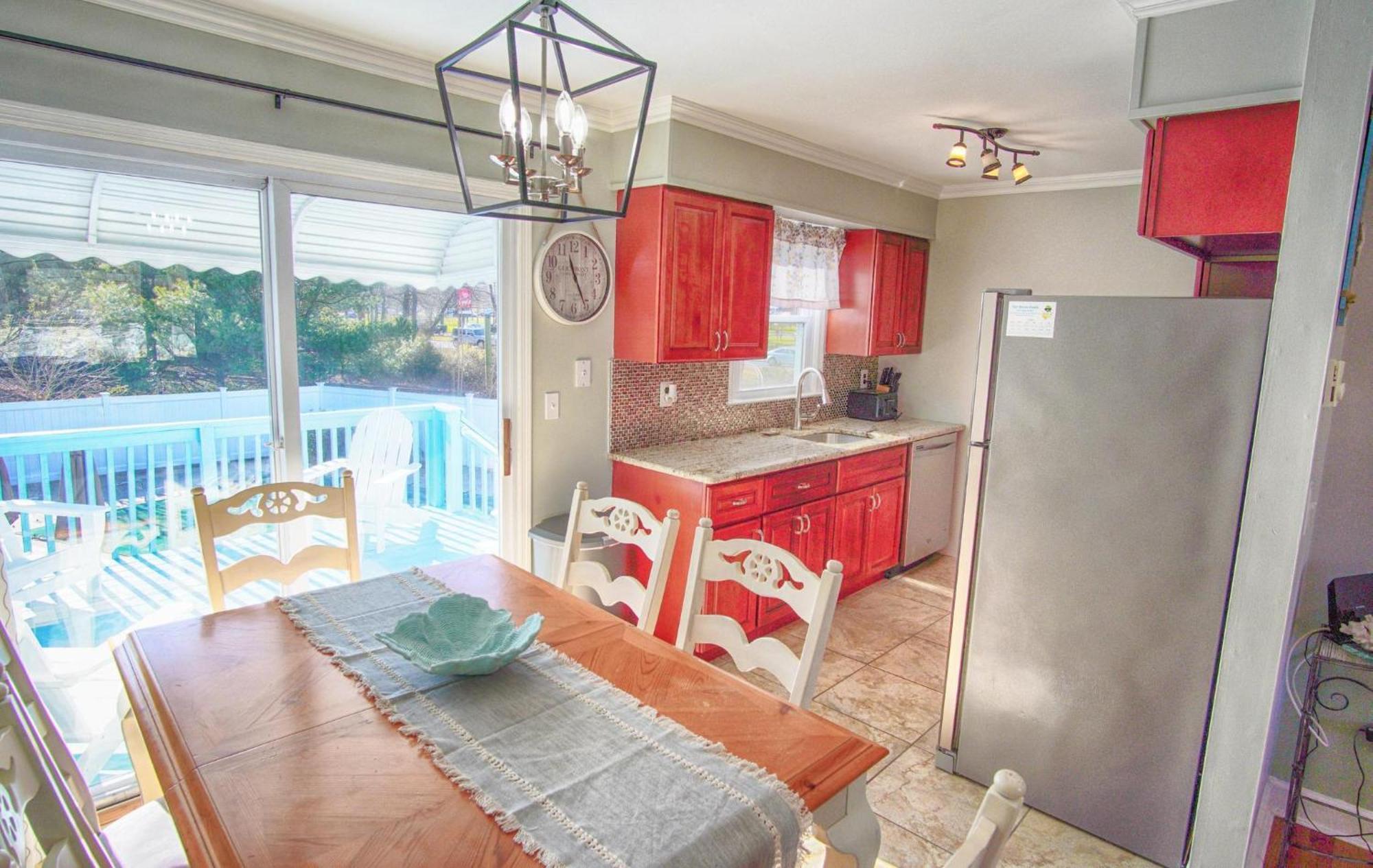 Gorgeous House With Large Pool & Private Beach, Just 3 Blocks Away!! *