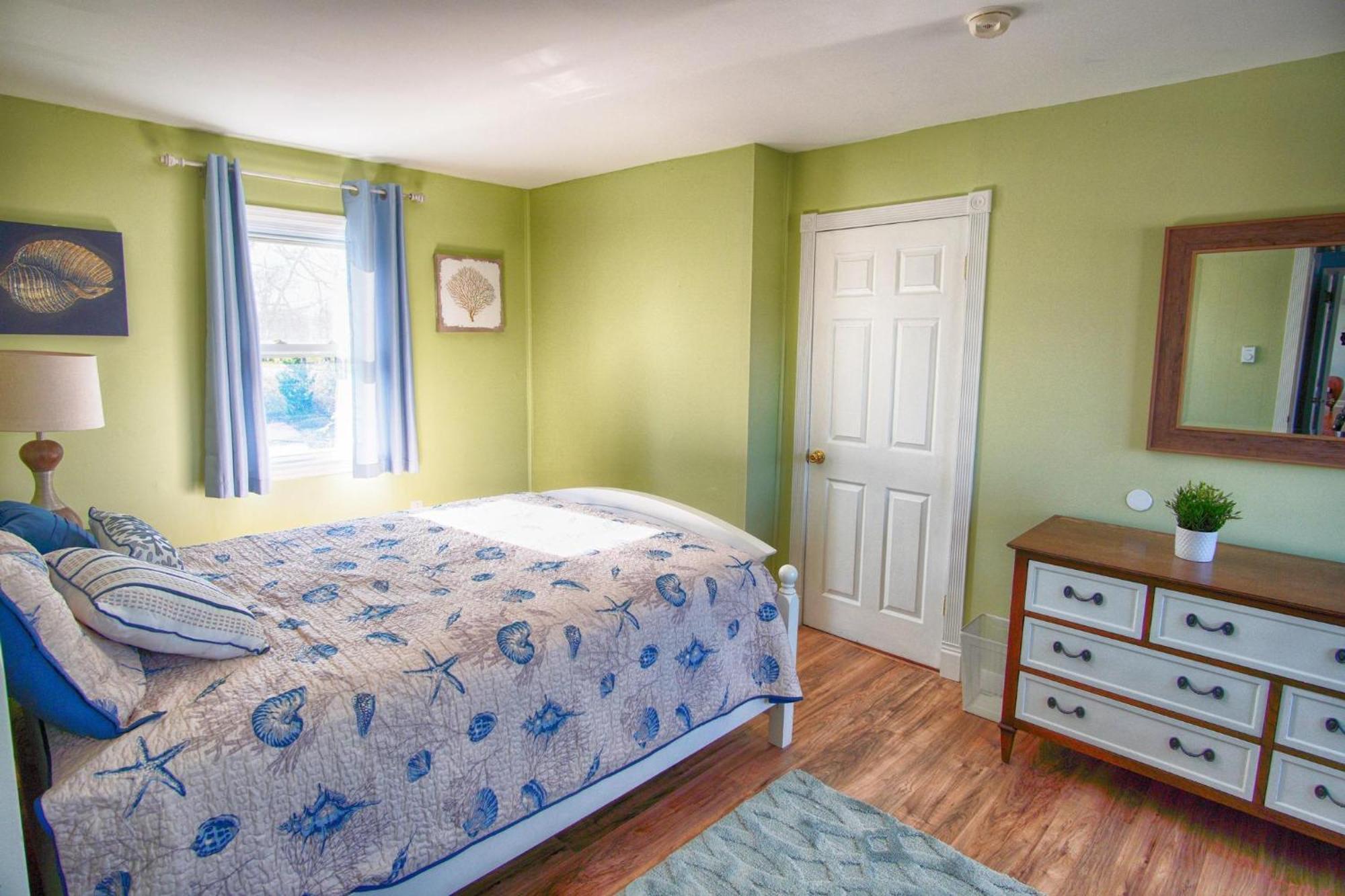 Gorgeous House With Large Pool & Private Beach, Just 3 Blocks Away!! Holiday home