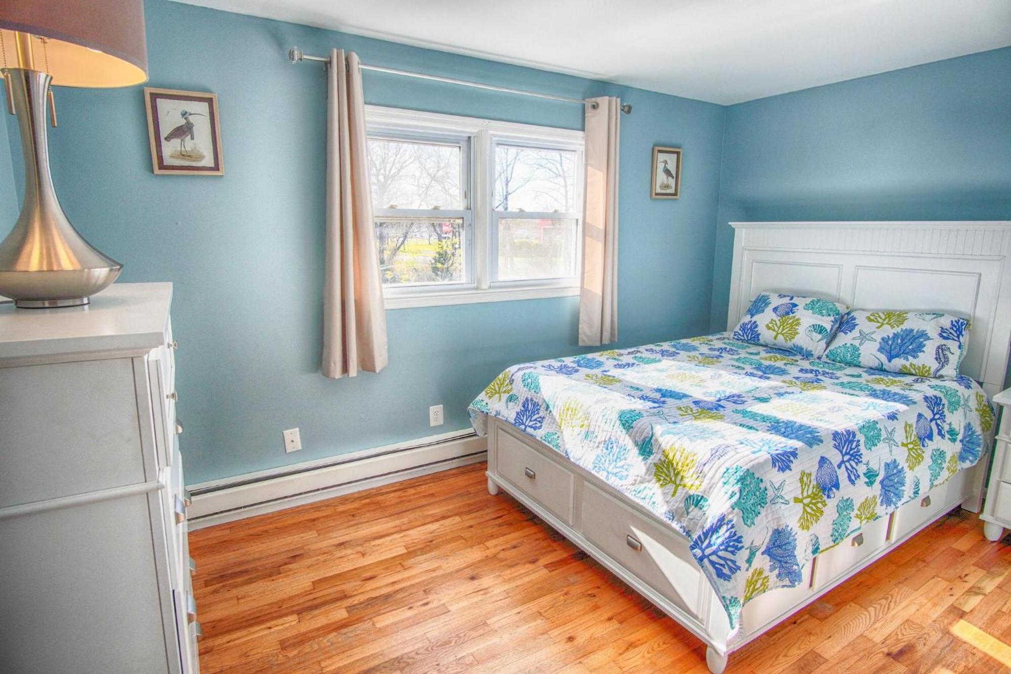 Gorgeous House With Large Pool & Private Beach, Just 3 Blocks Away!! *