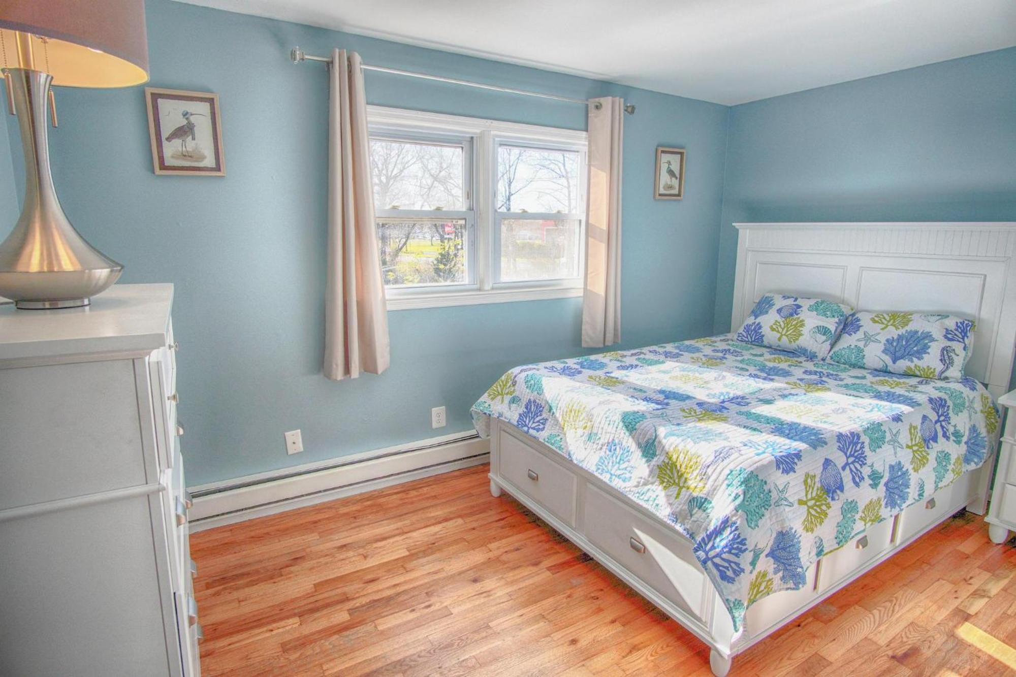 Gorgeous House With Large Pool & Private Beach, Just 3 Blocks Away!! *