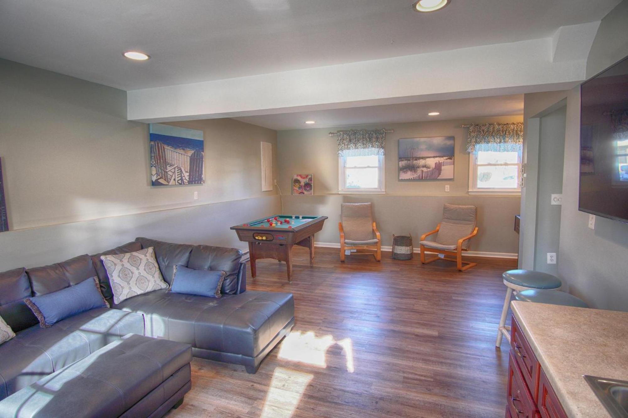 Gorgeous House With Large Pool & Private Beach, Just 3 Blocks Away!! *