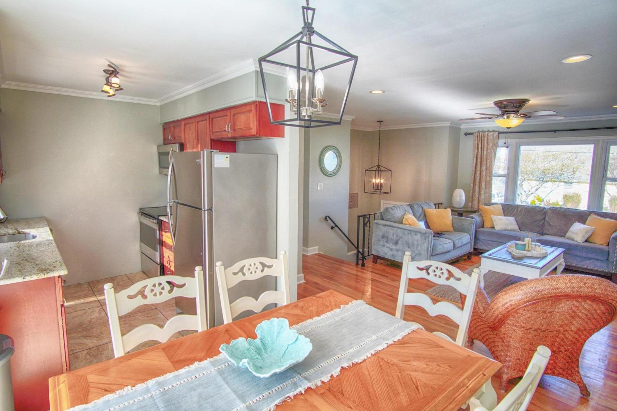 Gorgeous House With Large Pool & Private Beach, Just 3 Blocks Away!! Holiday home