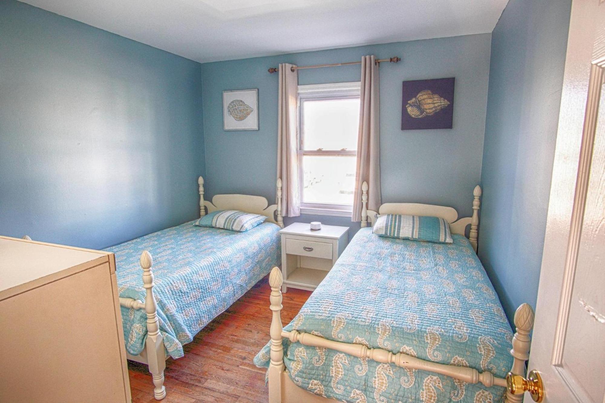 Gorgeous House With Large Pool & Private Beach, Just 3 Blocks Away!! *