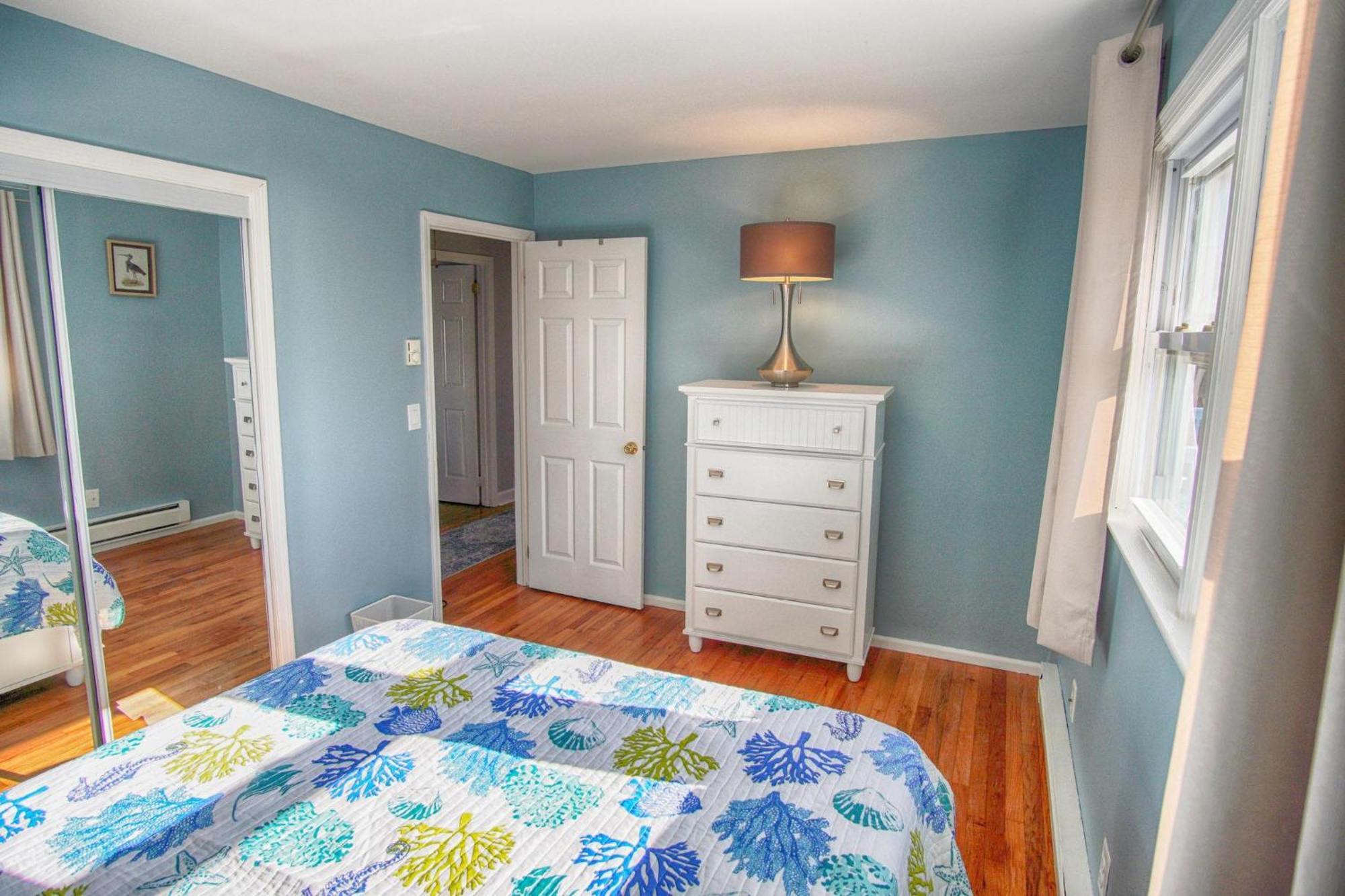 Gorgeous House With Large Pool & Private Beach, Just 3 Blocks Away!! Holiday home