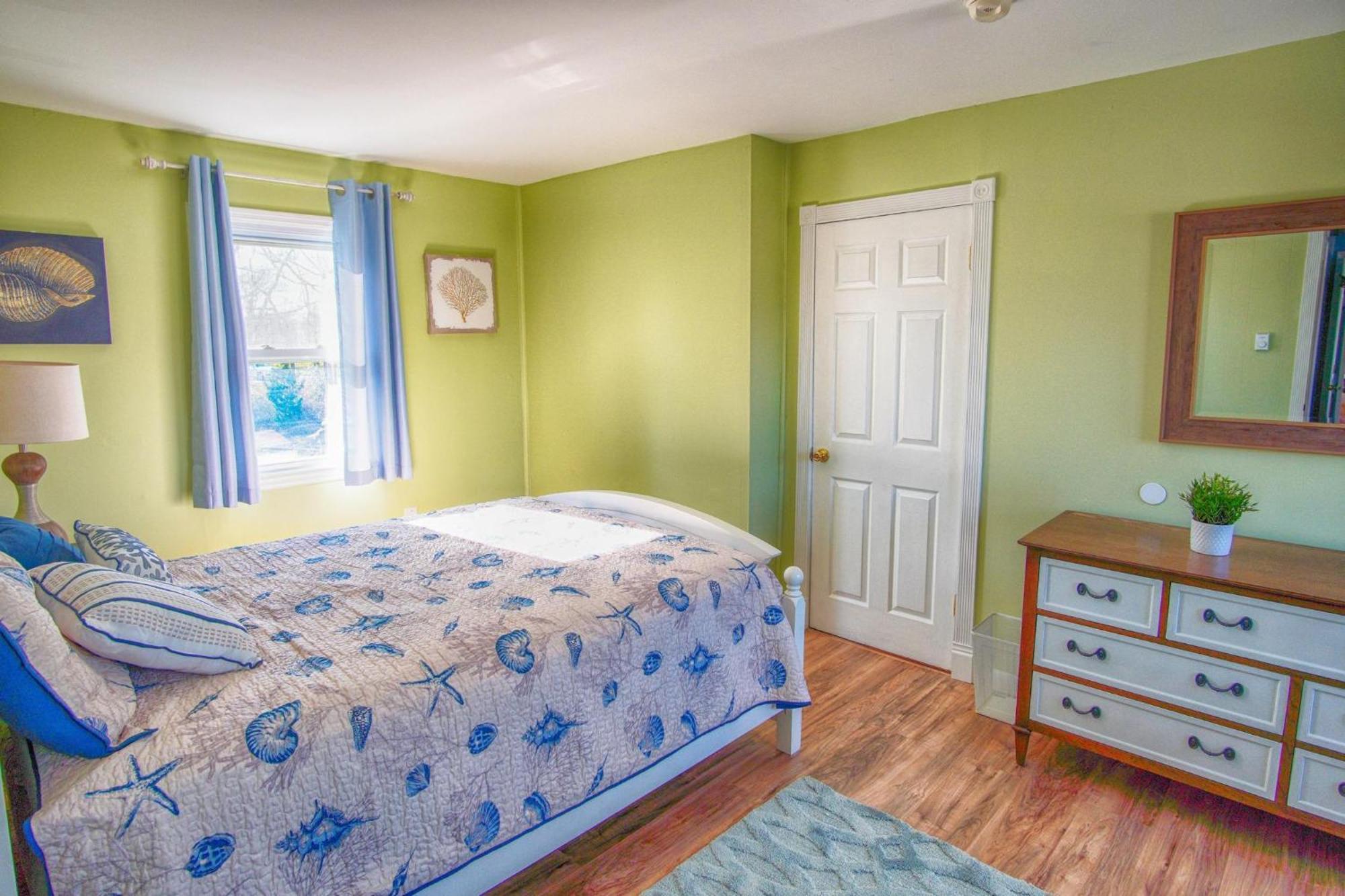 Gorgeous House With Large Pool & Private Beach, Just 3 Blocks Away!! Holiday home *