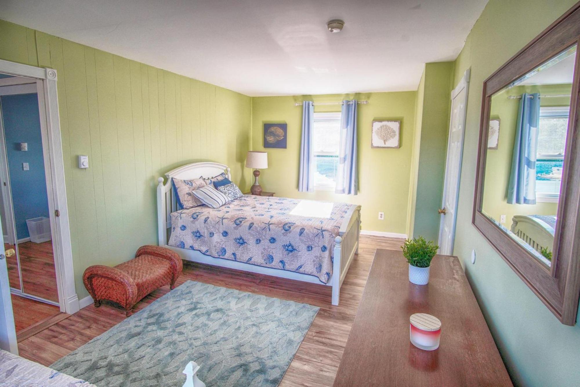 Gorgeous House With Large Pool & Private Beach, Just 3 Blocks Away!! Holiday home