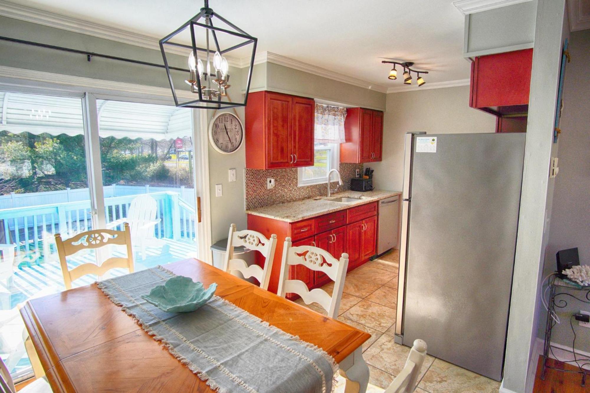 Gorgeous House With Large Pool & Private Beach, Just 3 Blocks Away!! *