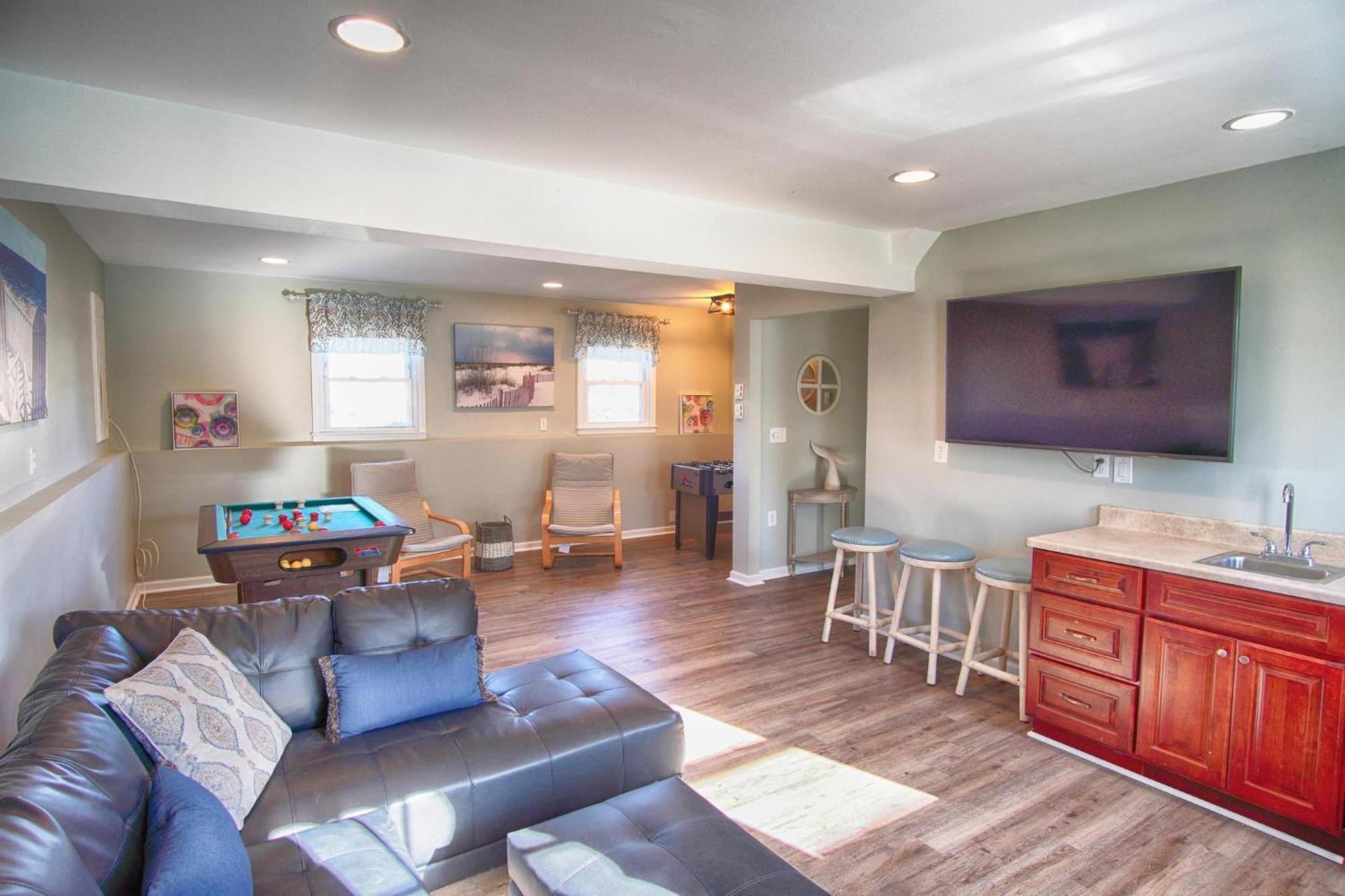 Gorgeous House With Large Pool & Private Beach, Just 3 Blocks Away!! *