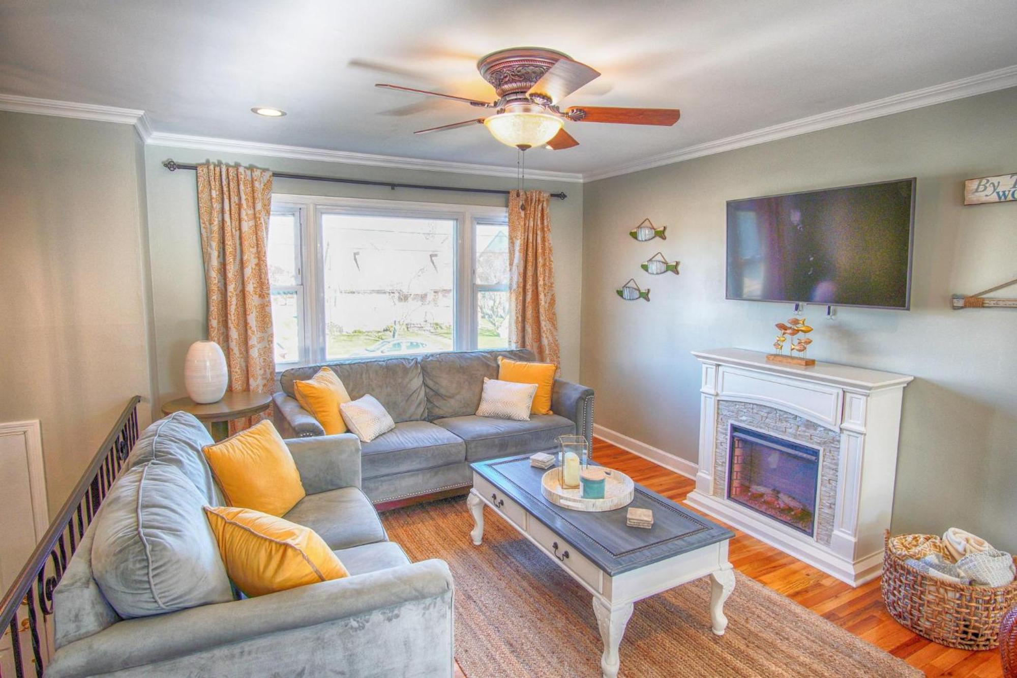 Gorgeous House With Large Pool & Private Beach, Just 3 Blocks Away!!