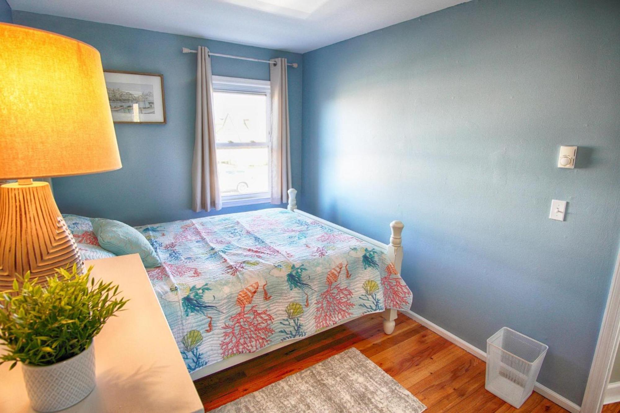 Gorgeous House With Large Pool & Private Beach, Just 3 Blocks Away!! Holiday home
