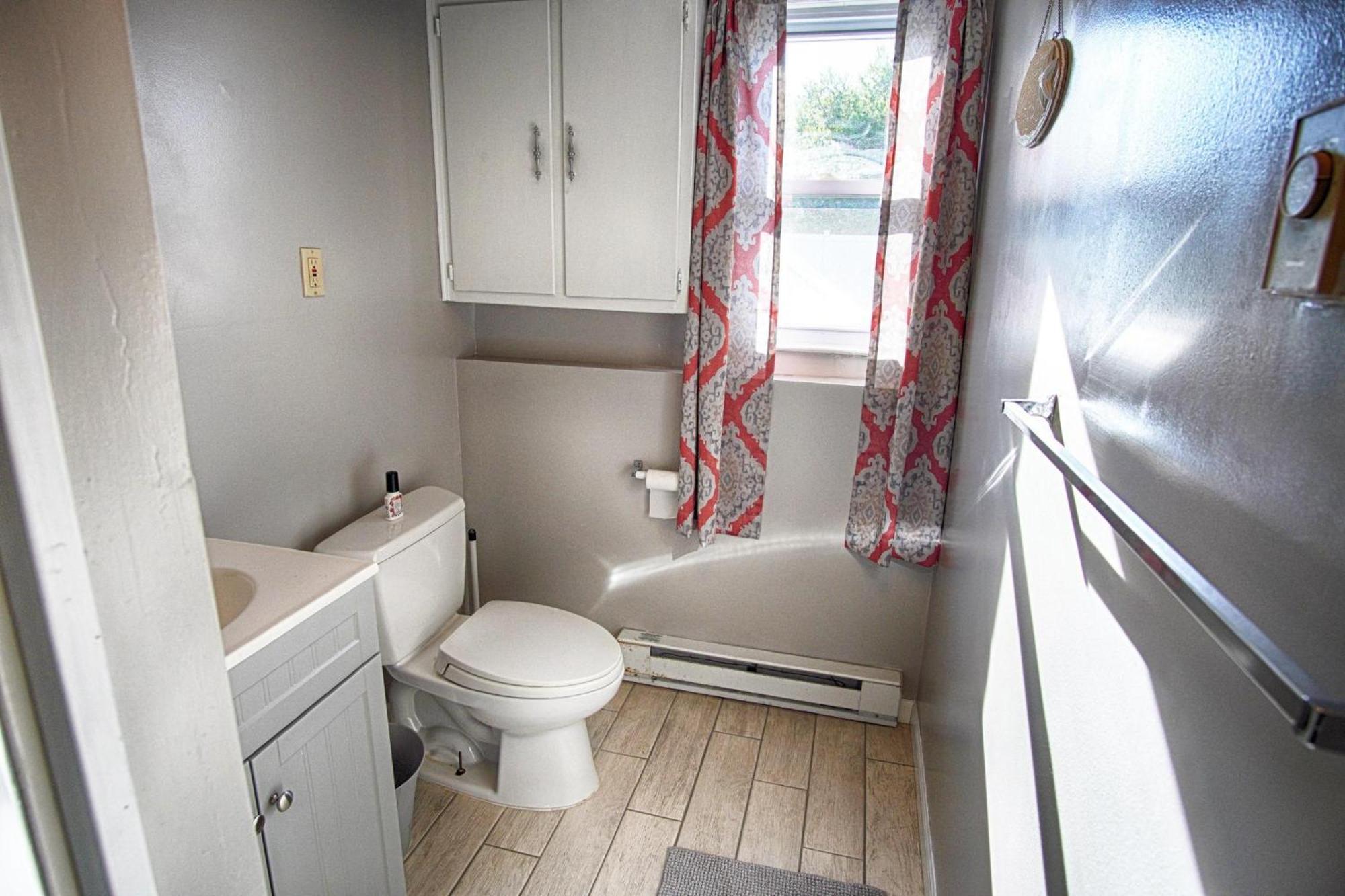 Gorgeous House With Large Pool & Private Beach, Just 3 Blocks Away!! *