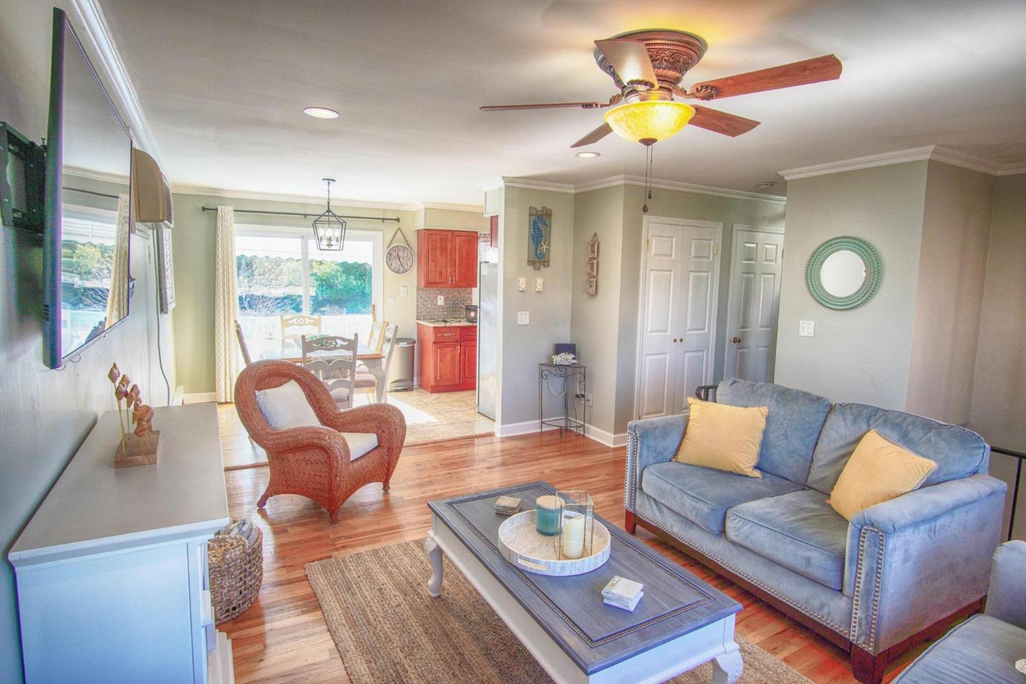 Gorgeous House With Large Pool & Private Beach, Just 3 Blocks Away!! Holiday home