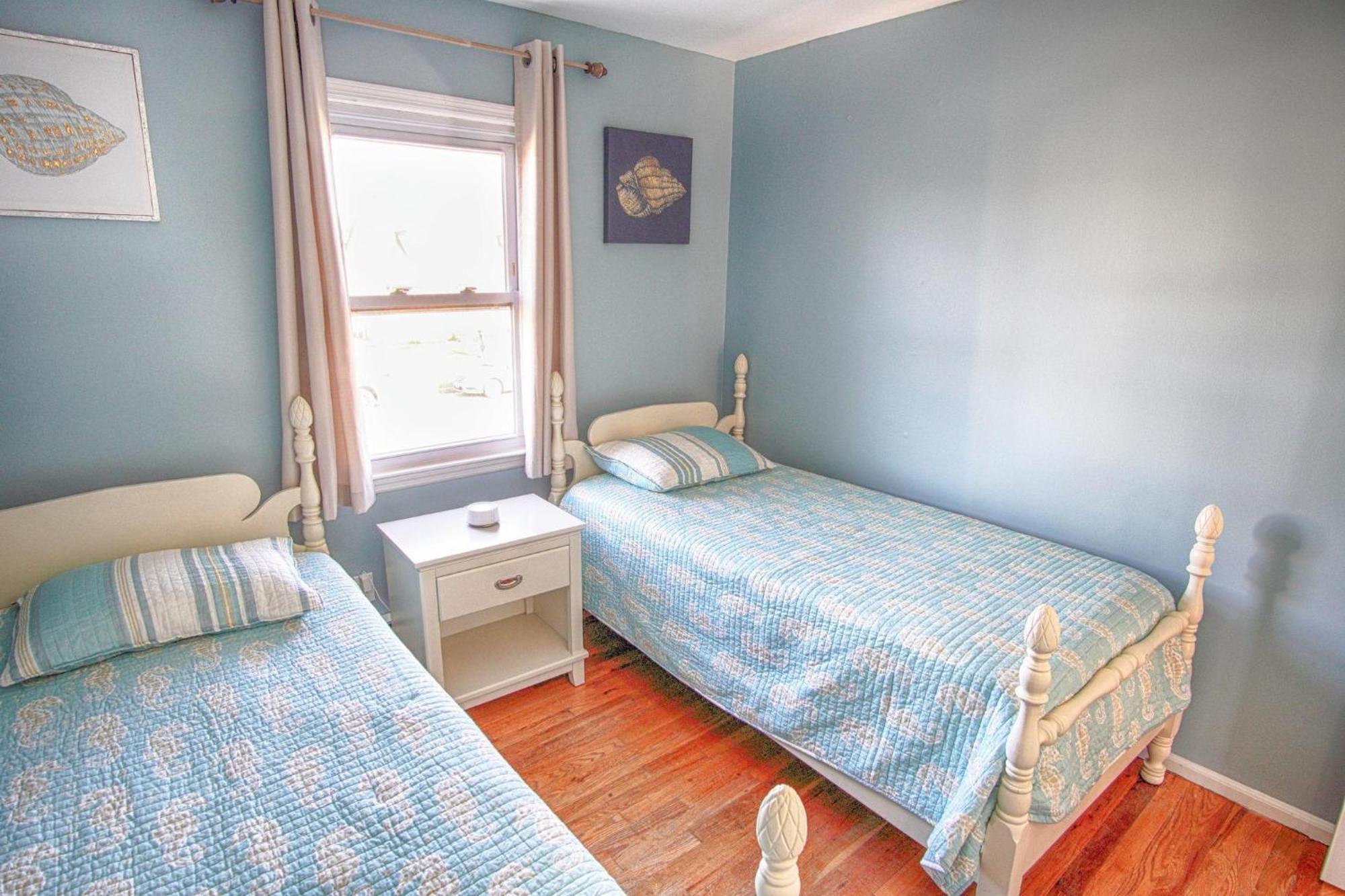 Holiday home Gorgeous House With Large Pool & Private Beach, Just 3 Blocks Away!!