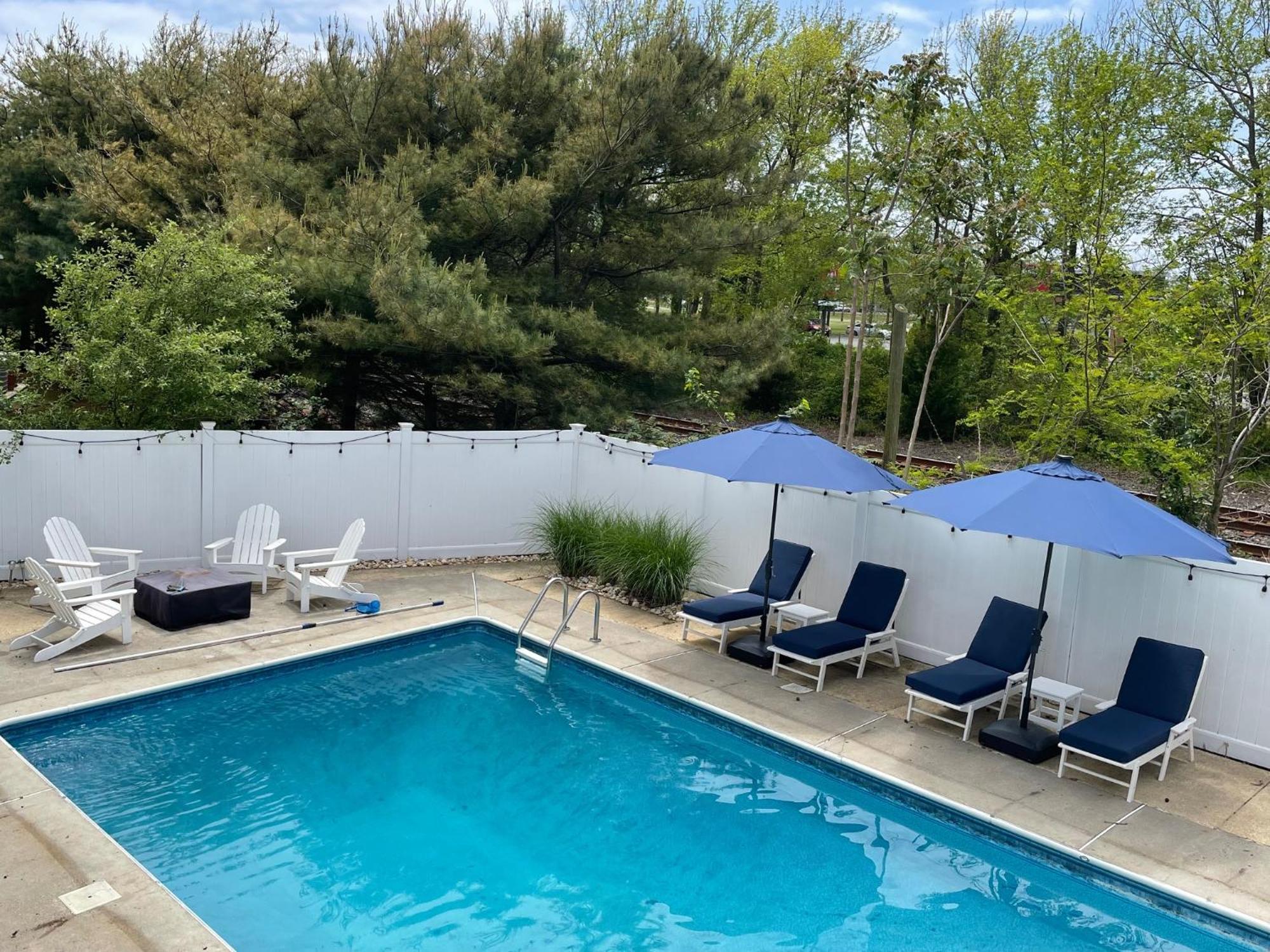 Gorgeous House With Large Pool & Private Beach, Just 3 Blocks Away!! Holiday home