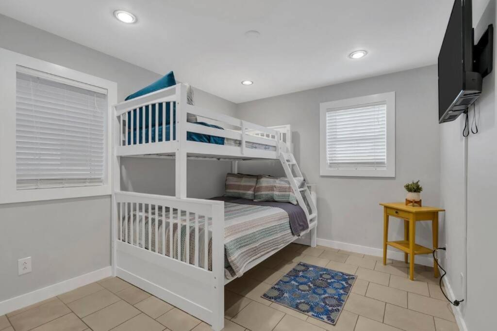 Boardwalk Access, Ocean View Holiday home